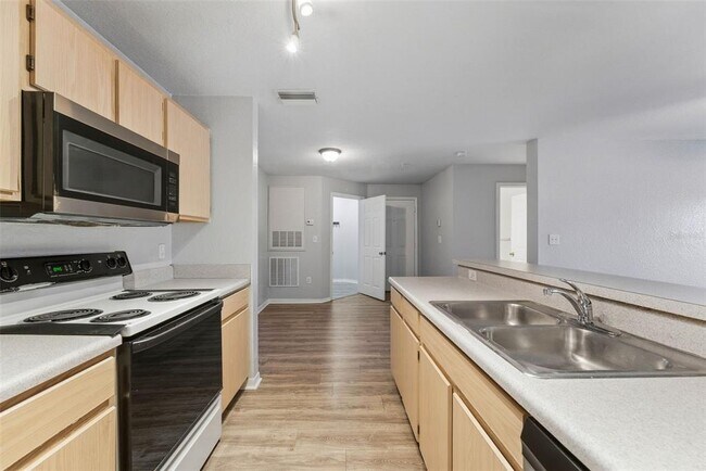 Building Photo - 5479 Vineland Rd