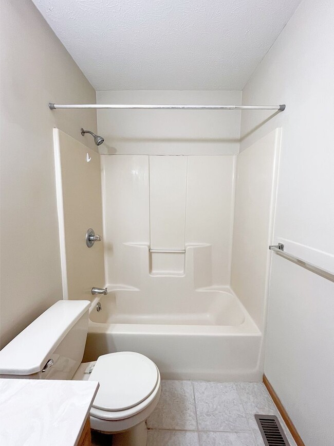 Building Photo - Large 2 Bedroom Condo