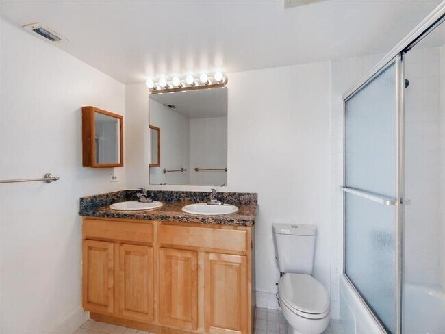 Building Photo - 4701 Martinique Dr
