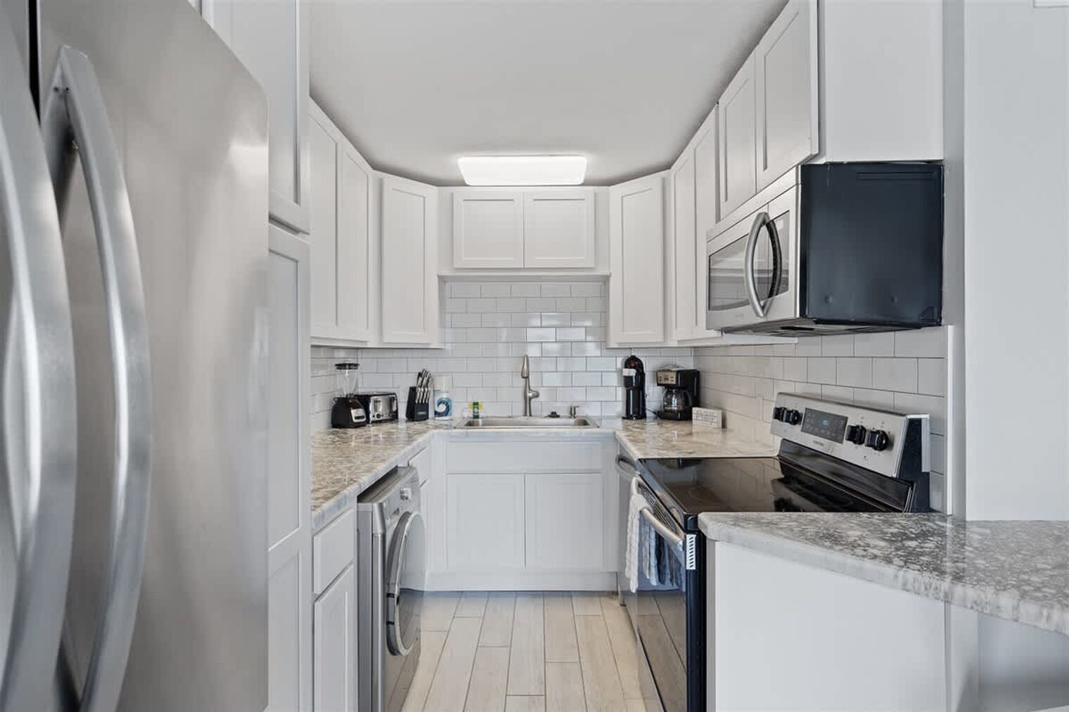 Building Photo - 8743 Thomas Dr