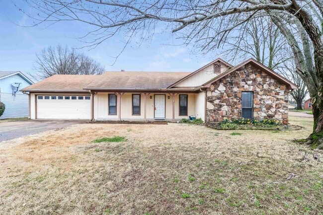 Primary Photo - 3902 Clover Hill Dr