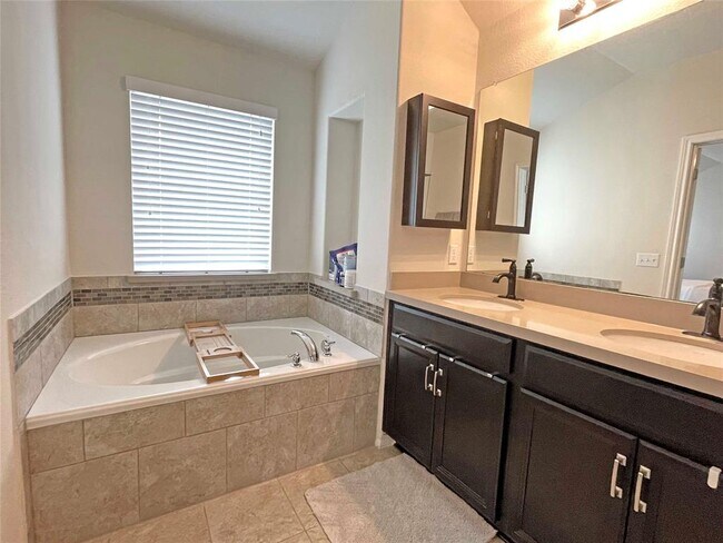 Building Photo - 13313 Henneman Dr