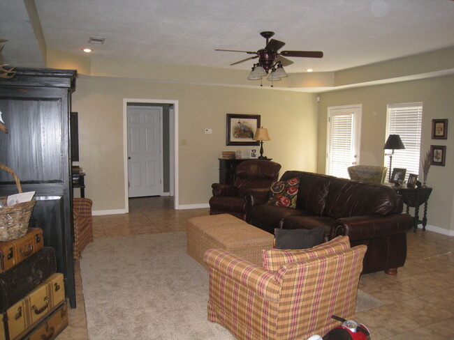 Building Photo - Open Floor Plan