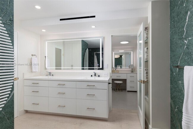 Building Photo - 2843 S Bayshore Dr