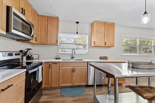 Building Photo - 2425 Bruce Ln