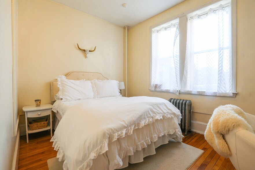 Building Photo - 60 Egmont St