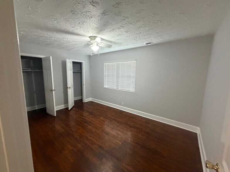 Building Photo - Room in Apartment on 8th St