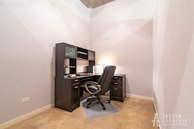 Building Photo - 1033 W 14th Pl