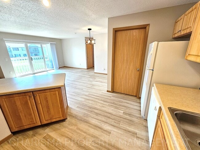 Building Photo - 2 BD, BOTTOM LEVEL, NO STEPS, IN UNIT WASH...