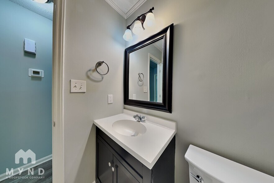 Building Photo - 547 Whitethorn Dr