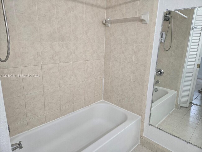 Building Photo - 1539 SE 27th St