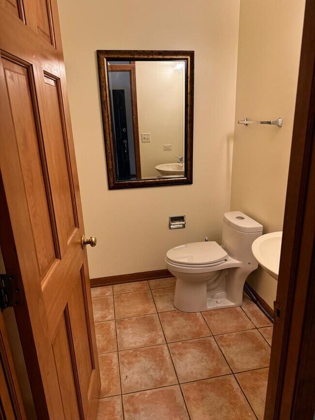 Building Photo - 2527 Oneida Ln