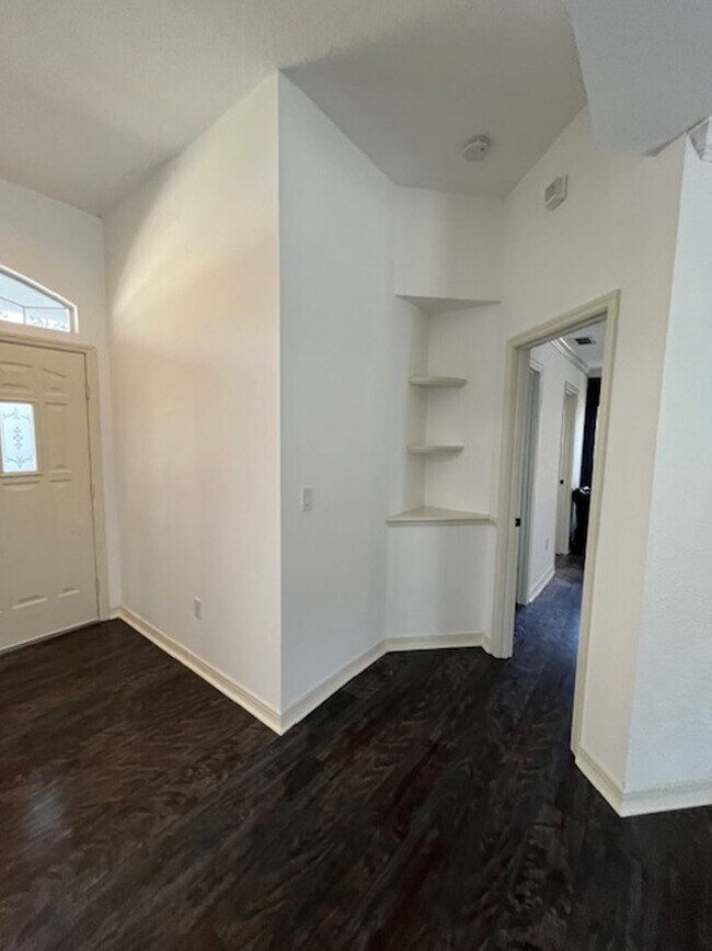 Building Photo - Beautiful and completely Renovated 3/2 fen...
