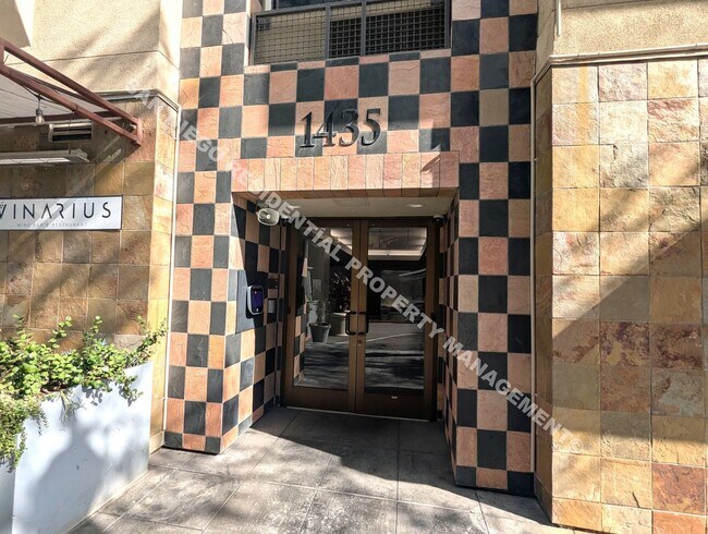 Building Photo - ***$200 MOVE-IN DISCOUNT*** Updated Studio with Parking and Washer/Dryer in Prime Little Italy Lo...