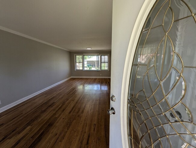 Building Photo - Updated Open-Concept with Sunroom & Finished Basement Space