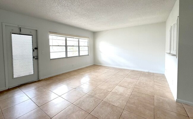 Building Photo - 563 Fanshaw N