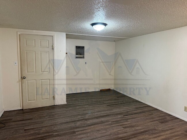 Building Photo - Charming 2 Bedroom