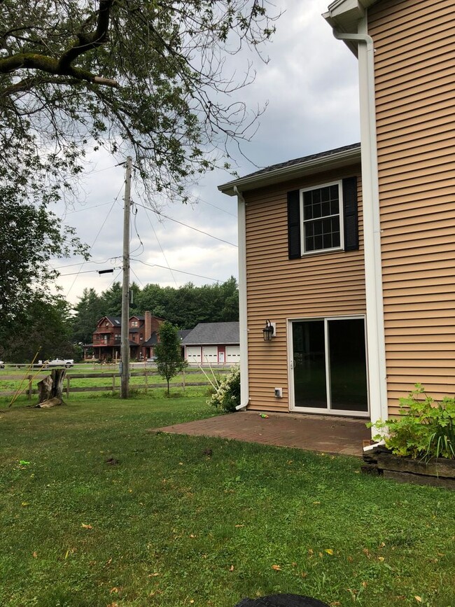 Building Photo - Gorgeous 3 Bedroom Home in Country Setting