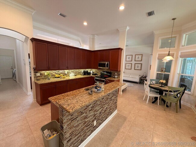 Building Photo - 403 NW Lyndhurst Ct
