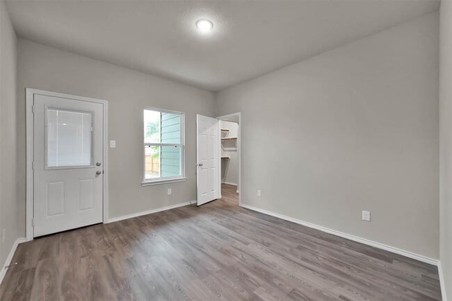 Building Photo - 419 E Avenue G