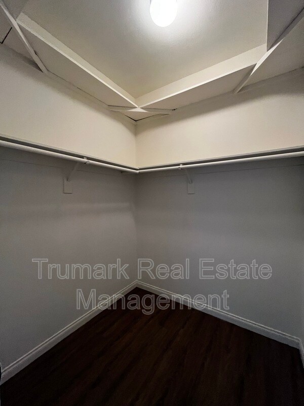 Building Photo - 412 N Kenwood St