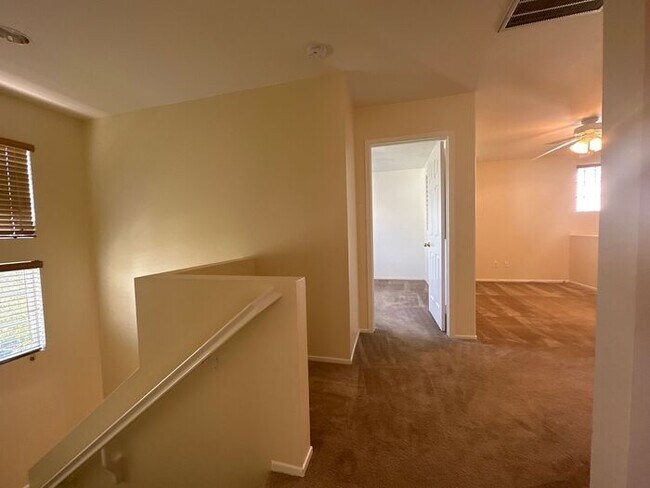 Building Photo - 3 bedroom/2.5 Bath Northbridge Home