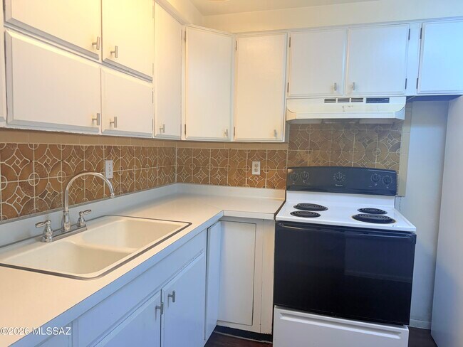 Building Photo - 1244 S Camino Seco