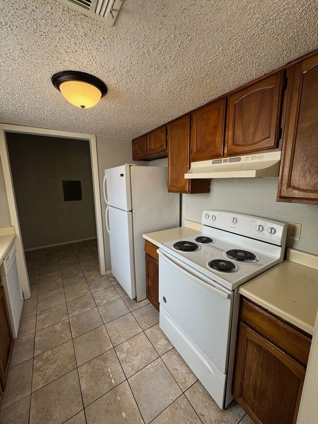 Building Photo - Spacious Townhome