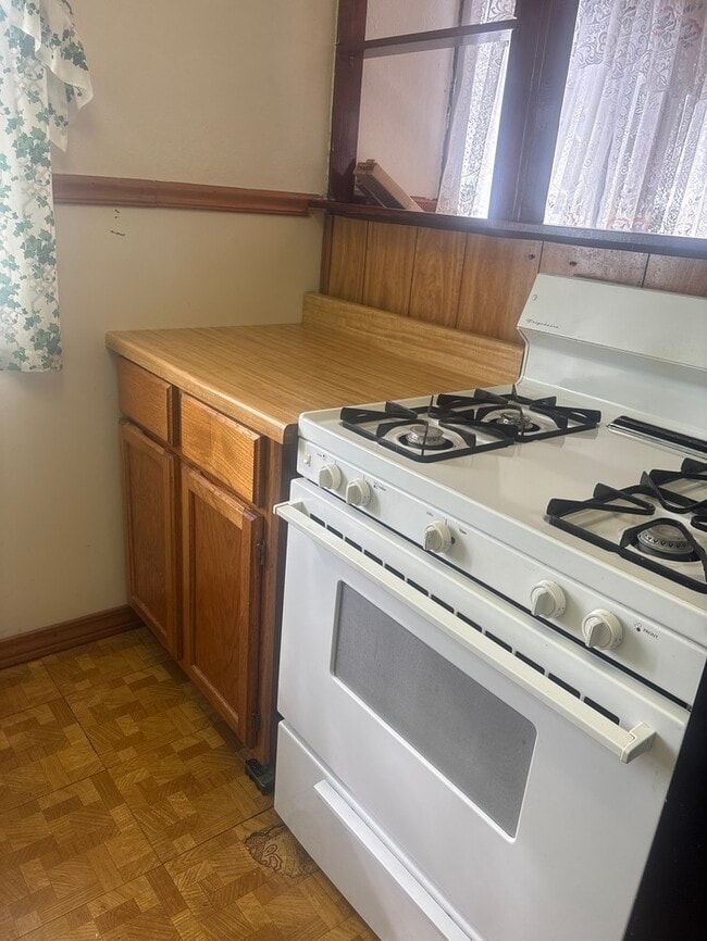 Building Photo - 4 bed 1 bath