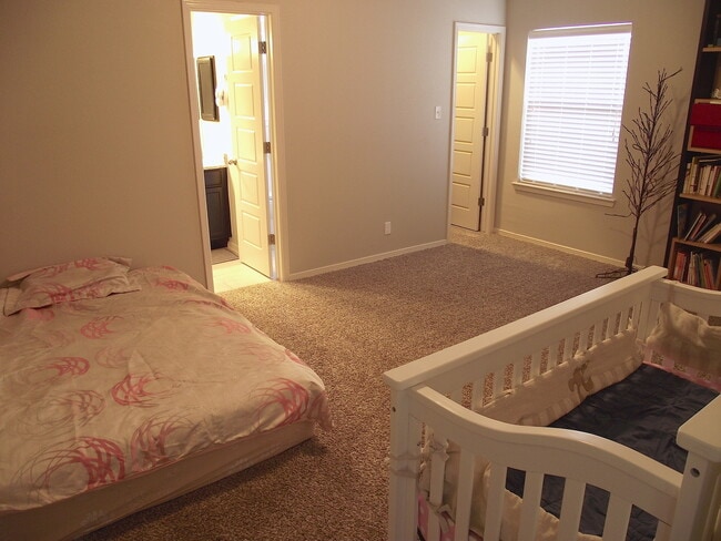 Building Photo - Northeast El Paso 3bed, 2 bath REFRIG A/C ...