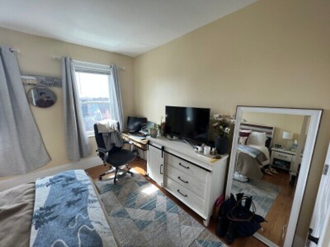 Building Photo - No Brokers Fee, In-Unit Washer and Dryer, Central Heat/AC, Parking for Rent