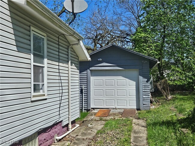 Building Photo - 1201 Smithfarm Ave