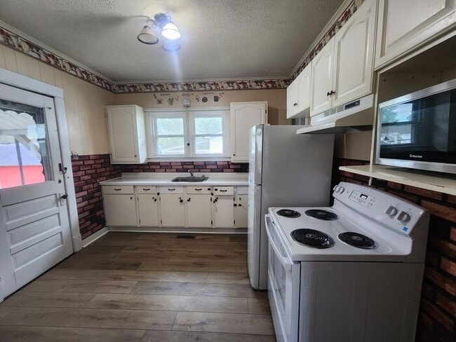 Building Photo - Large Family Home in Clinton