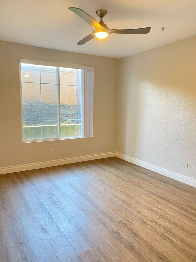 Building Photo - Great first floor corner unit!!