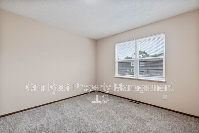 Building Photo - 701 Linwood Dr