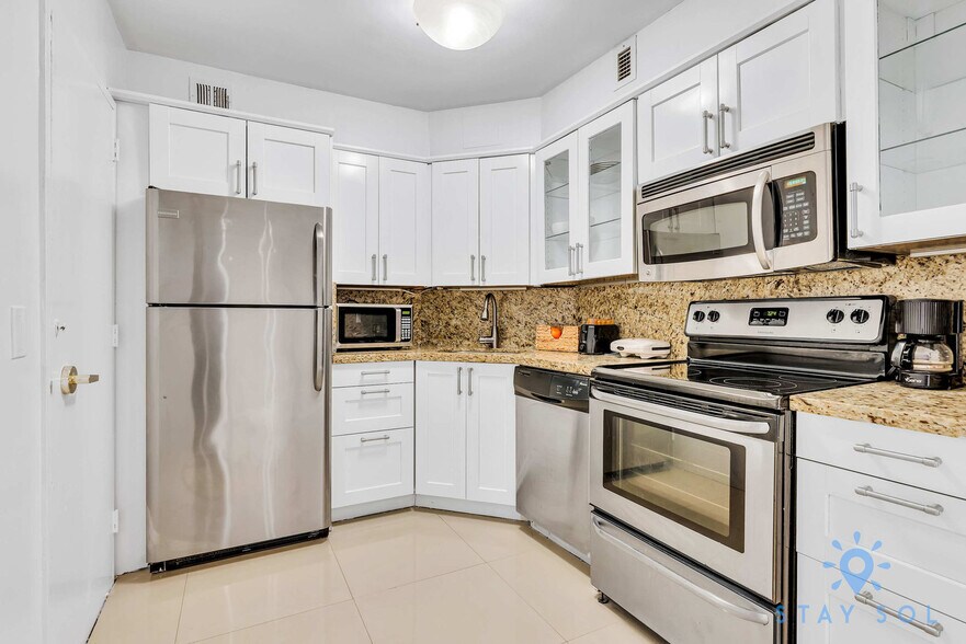 Building Photo - 5225 Collins Ave