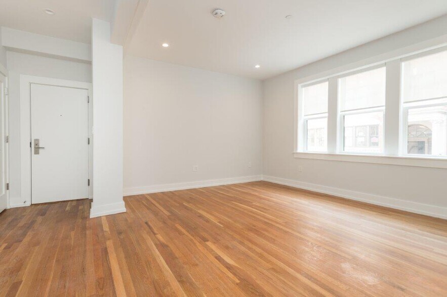 Building Photo - 10 Forest St