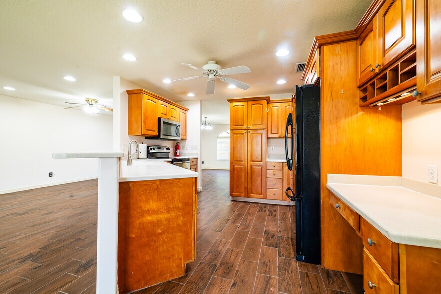 Building Photo - 871 Brookview Ln