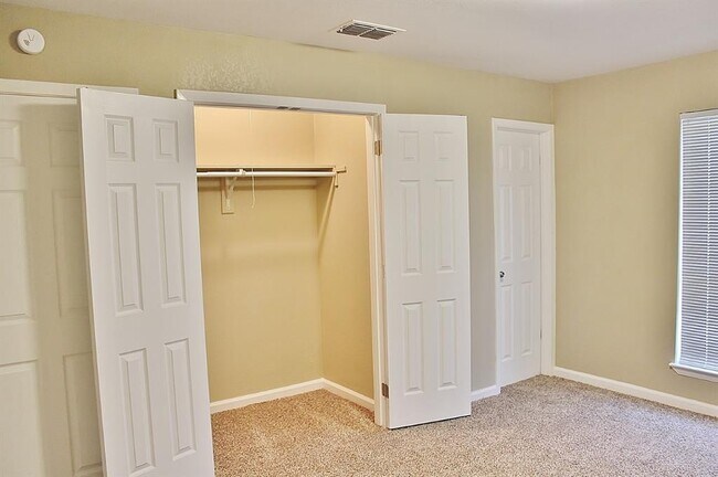 Building Photo - 302 Linkwood Dr