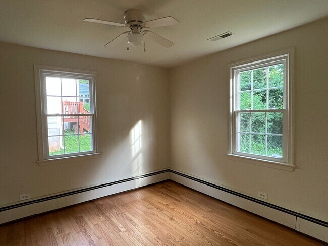Building Photo - 2BD/1BA House Walking Distance to Downtown!