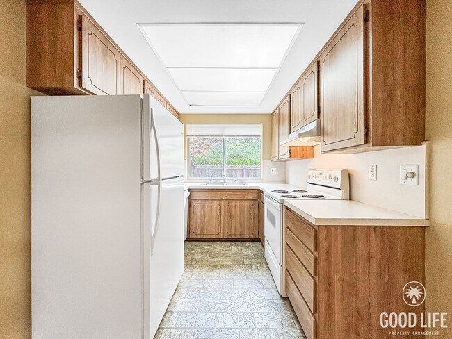 Building Photo - Spacious 3BD/2.5BA Townhouse in UTC W/ 2-Car Garage, Washer/Dryer, Balcony, Community Pool & Tenn...