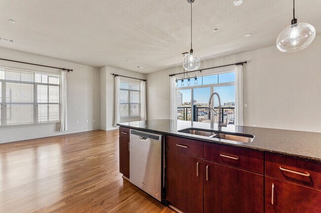 Building Photo - Penthouse level Condo in Greenwood Village!