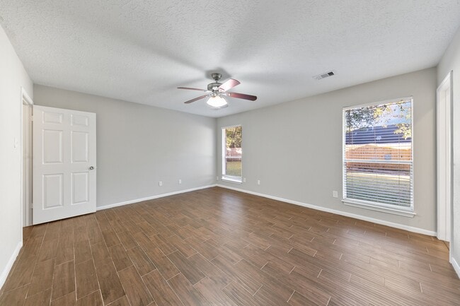 Building Photo - 802 Foxglove Dr