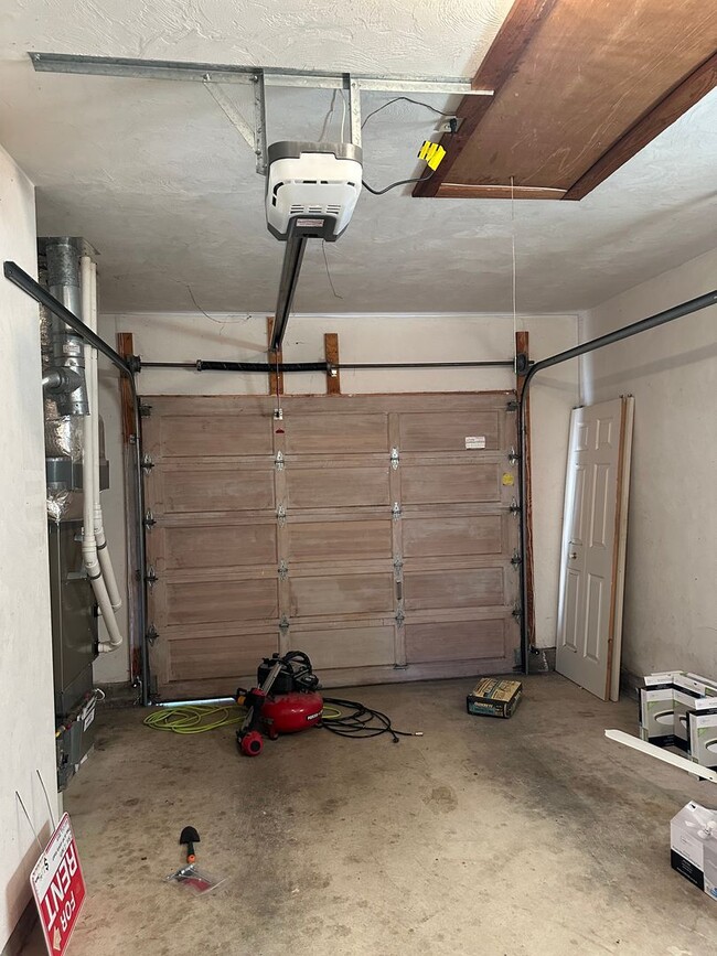 Building Photo - Large 2 bedroom 2 bathroom duplex with garage!  MOVE IN SPECIAL!