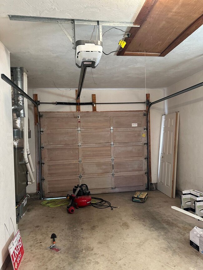 Building Photo - Large 2 bedroom 2 bathroom duplex with garage!