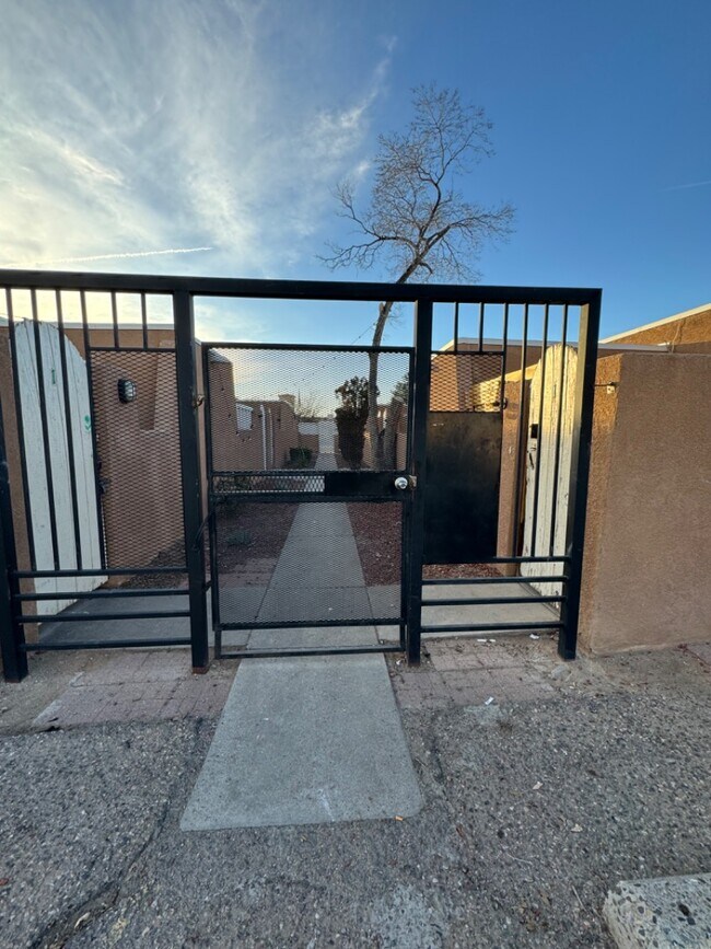 Building Photo - 916 San Pedro Dr SE