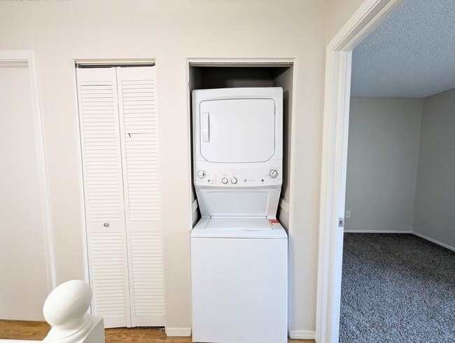 Building Photo - 2 Bedroom in Great Location
