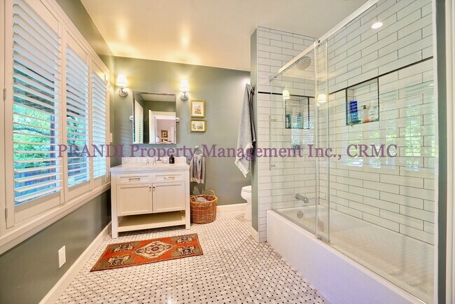 Building Photo - 3-Bedroom, 3-Bath Home with Expansive View...