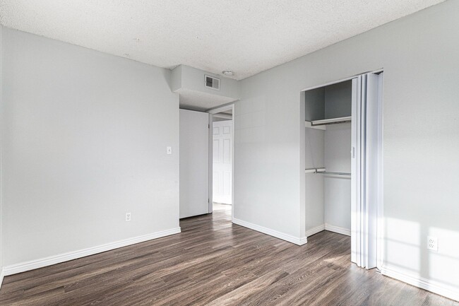 Building Photo - 3 Bedroom 2 Bathroom Condo Near Leetsdale ...