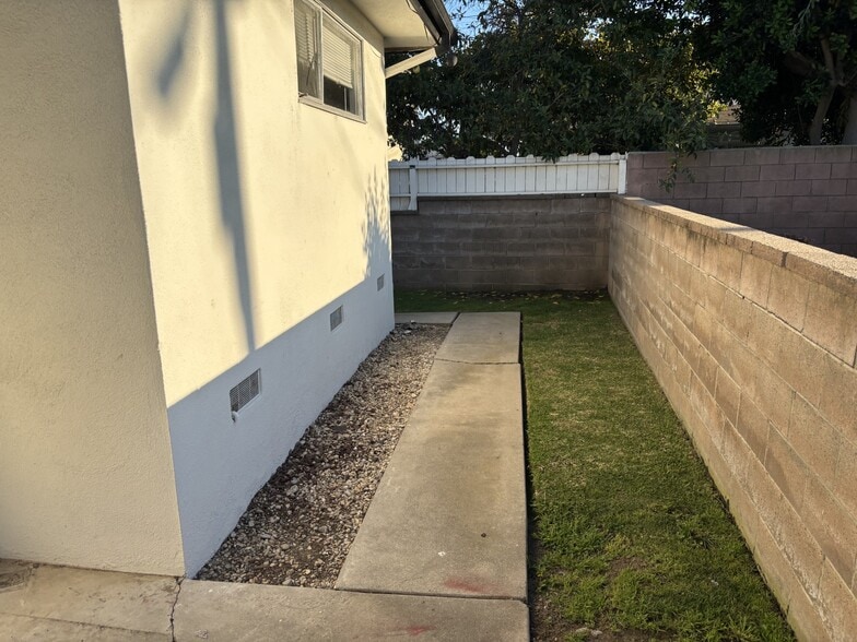 Private Side Yard - 366 1/2 E Hillsdale St